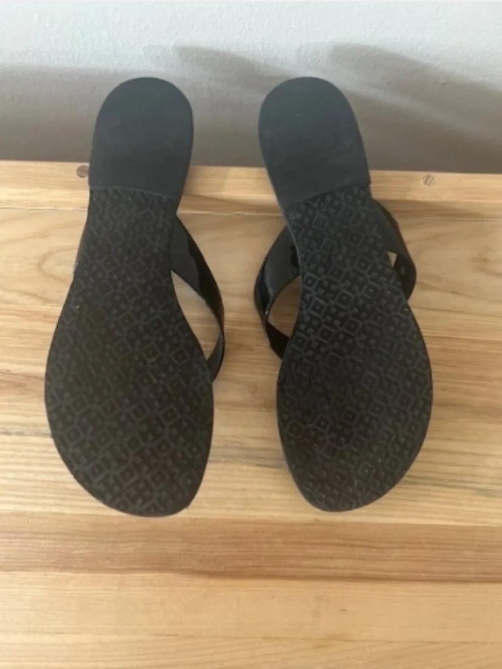 Tory Burch Black Leather Thora SZ 9 Thong Flip Flops Silver Medallion Sandals